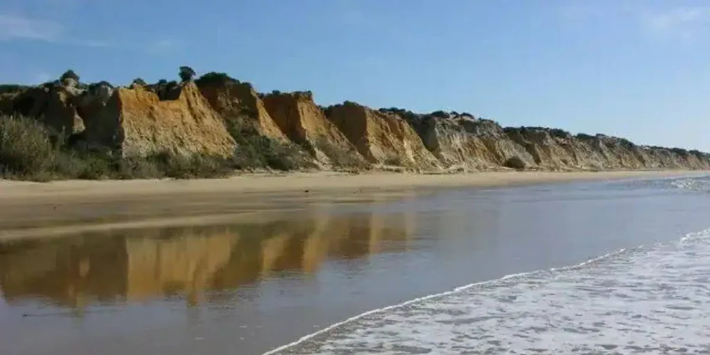 La playa de Huelva que tiene uno de los nombres más raros de España: este es su origen