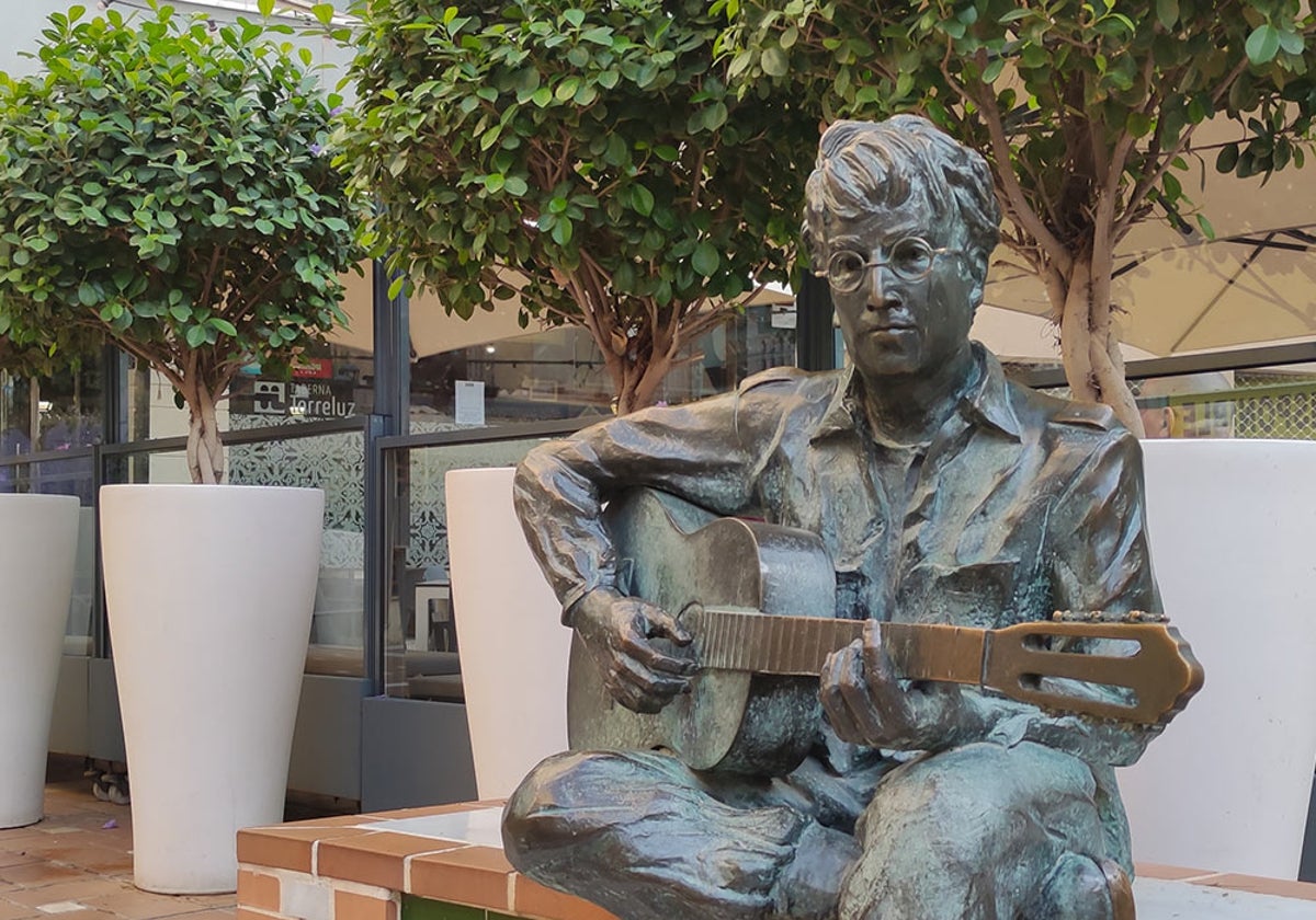 Estatua de John Lennon en Almería, otro tributo de la ciudad al líder de los Beatles, como la calle con el nombre del grupo