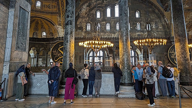Los turistas en la primera planta de Santa Sofía