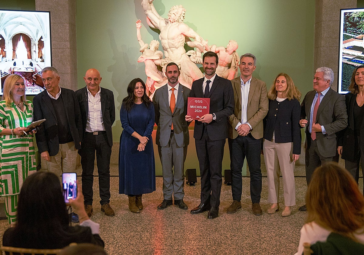 Gwendall Poullennec con los responsables de los nuevos hoteles tres llaves Michelin