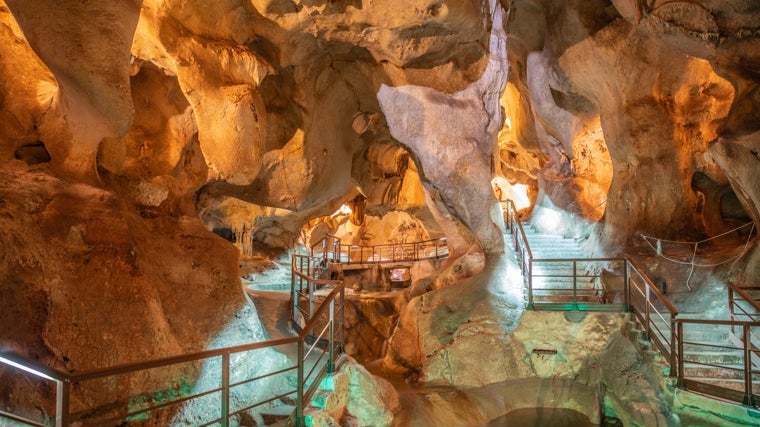 Interior de la Cueva del Tesoro en Rincón de la Victoria en Málaga.