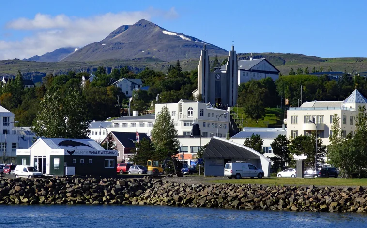 Imagen principal - Fotografías de la ciudad de Akureyri con sus casas de colores típicas y la iglesia