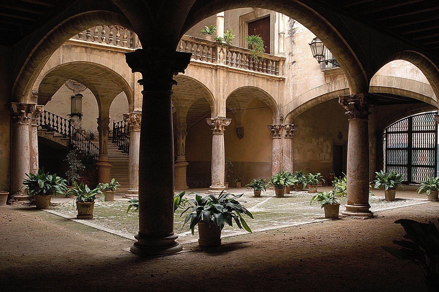 Can Vivot, casa señorial mallorquina que se conserva intacta desde su última reforma de 1683 a 1711, tiene un espectacular patio barroco, con un rico empedrado y una escalera imperial con dos accesos que se encuentran en el rellano del piso superior. Sus orígenes se remontan al siglo XIV, época de la que todavía se conservan elementos arquitectónicos en la fachada y en los bajos de gran parte de la casa. Situado en la calle de Can Savellà, muy próximo a la iglesia de Santa Eulalia, este palacio fue declarado Monumento Histórico en 1973 y Bien de Interés Cultural en 1985. En esa misma calle también pueden admirarse otros de los mejores patios de Palma, como Can Catllar de Llorer o Can Juny.