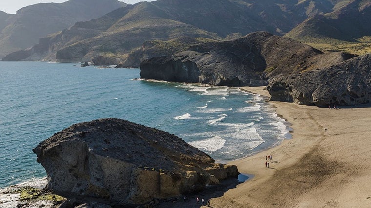 Playa de la ensenada de Mónsul.