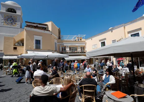 Imagen secundaria 1 - Muchos turistas cogen un ferri por la mañana en Nápoles para pasar el día en Capri. Sin embargo, cada vez más, aumenta en el alquiler vacacional. La plataforma Airbnb tiene más de 500 propiedades en Capri, frente a unas 110 de las que disponía en 2016.