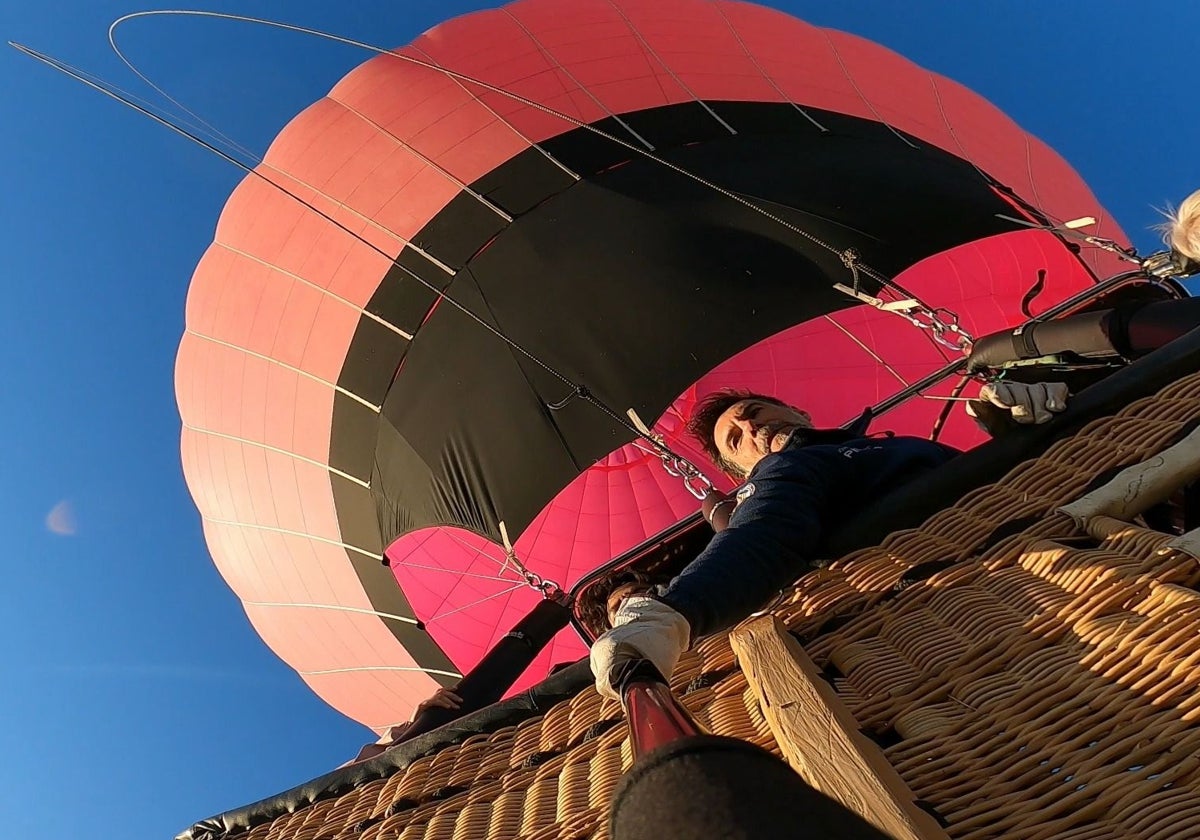 El piloto José Luis Calderón durante un vuelo sobre Segovia