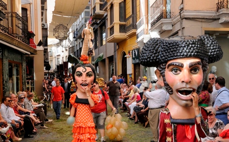 Imagen principal - Imagen de la procesión de La Tarasca, que también va en la del Corpus Christi de Granada.