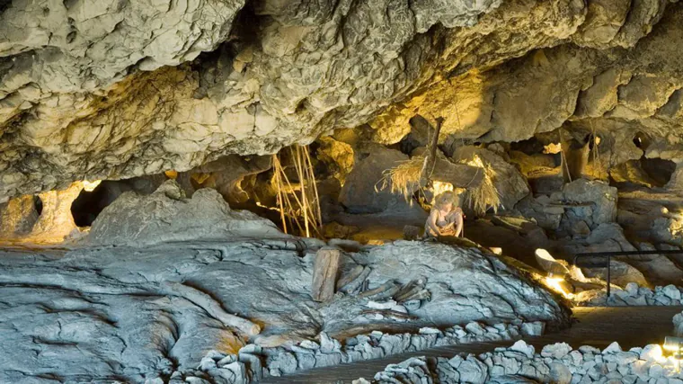 Recreación del modo de vida de los prehistóricos en la Cueva de las Ventanas, en Píñar