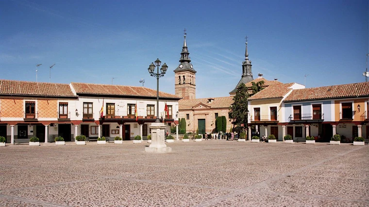 Plaza de Segovia con el antiguo ayuntamiento y la iglesia de Nuestra Señora de la Asunción