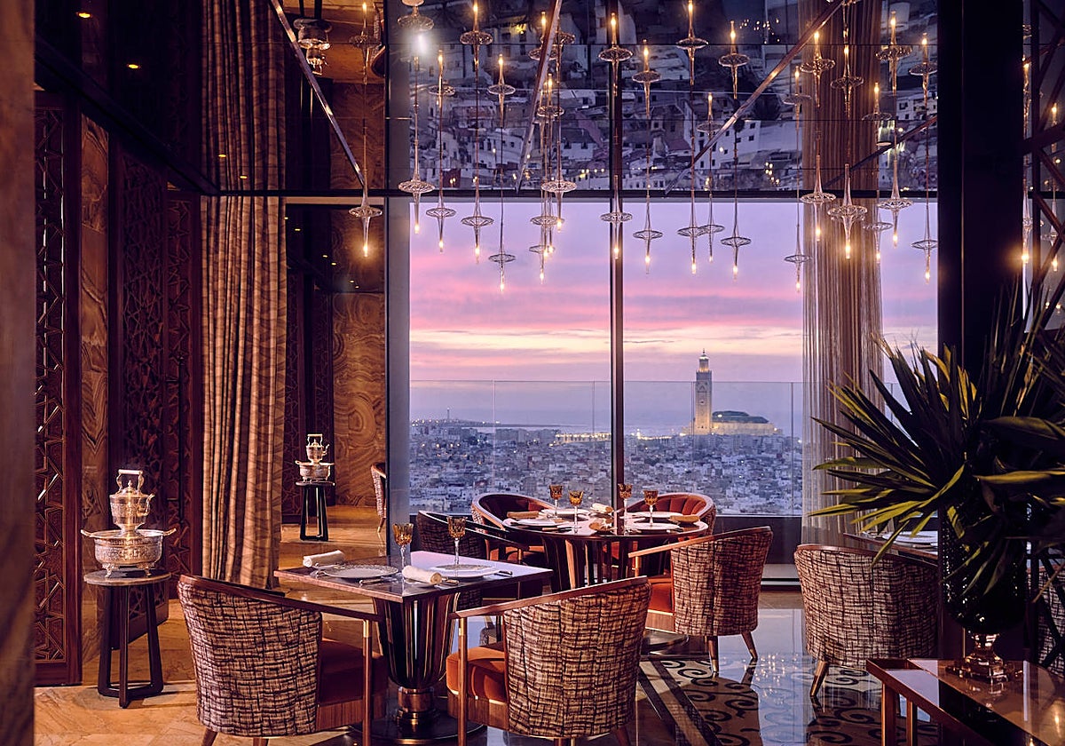 El Royal Mansour Casablanca tiene vistas al océano y a la gran mezquita. Aquí, desde su restaurante marroquí.