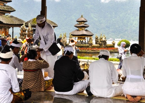 Imagen secundaria 1 - En la foto superior, atardecer en la playa de Pemuteran, en el noroeste de Bali. Debajo, ceremonia en el templo Ulun Danu Bratan («cabeza del lago»). A la derecha, los campos de arroz de Jatiluwih