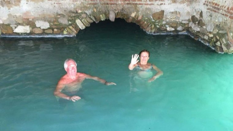Gente bañándose en las aguas de los Baños de Hedionda