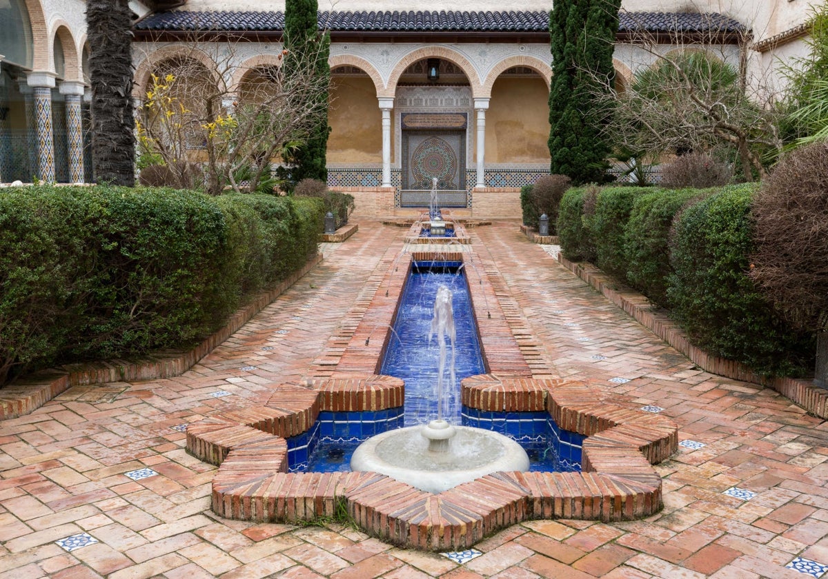 Uno de los patios árabes del palacio, que recuerda a los de la Alhambra de Granada