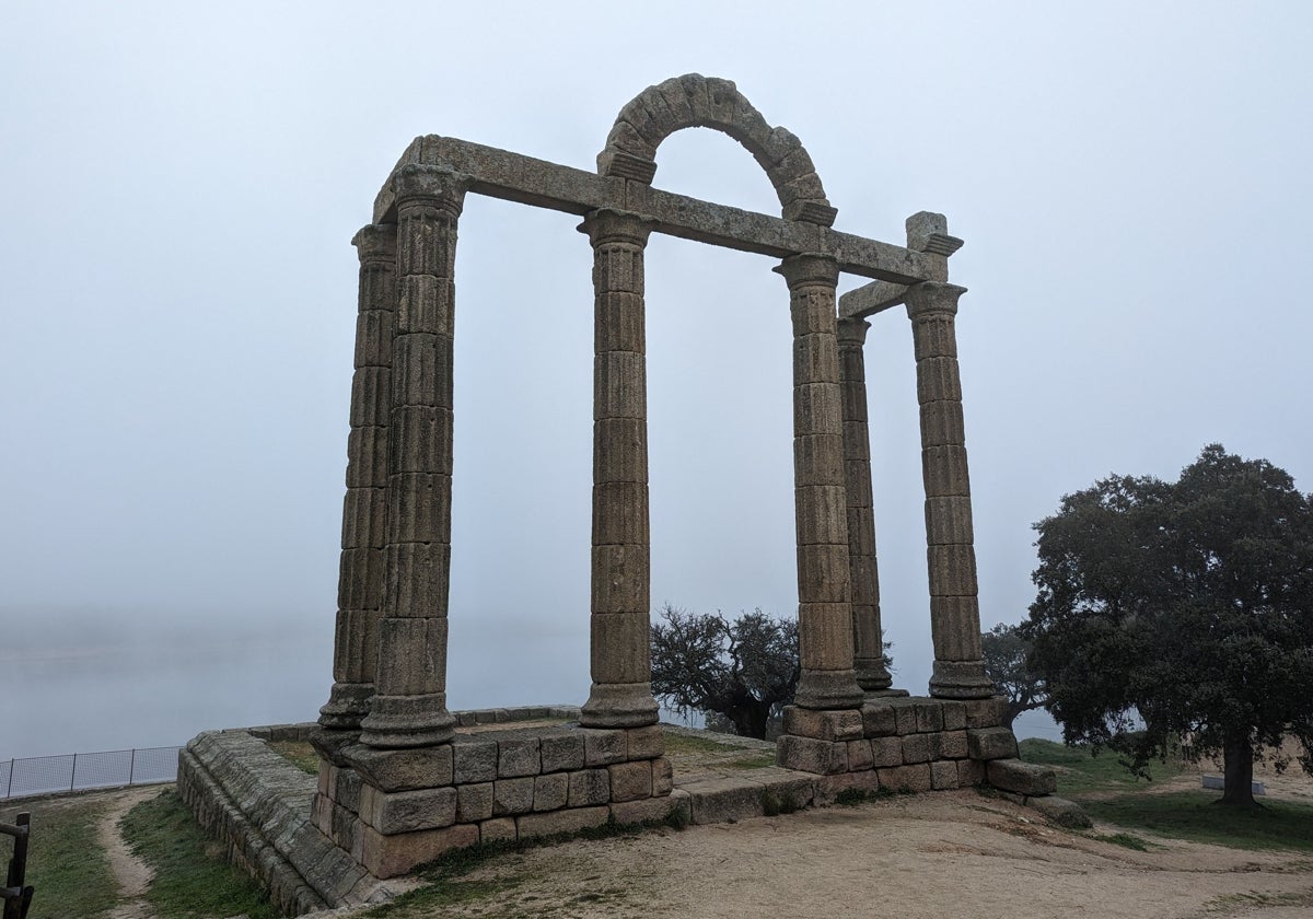 Templo de los Mármoles, en Augustobriga, junto al embalse de Valdecañas