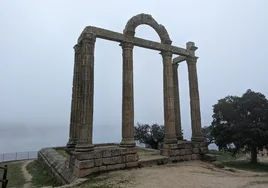 Templo de los Mármoles, en Augustobriga, junto al embalse de Valdecañas
