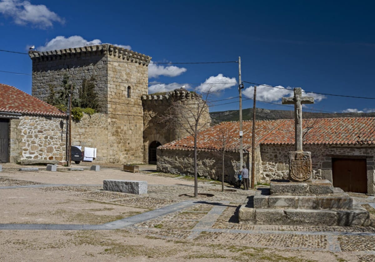 Se conserva la torre del homenaje del castillo, edificado en el siglo XII. Aún se pueden ver restos de frescos con escenas de caballería.