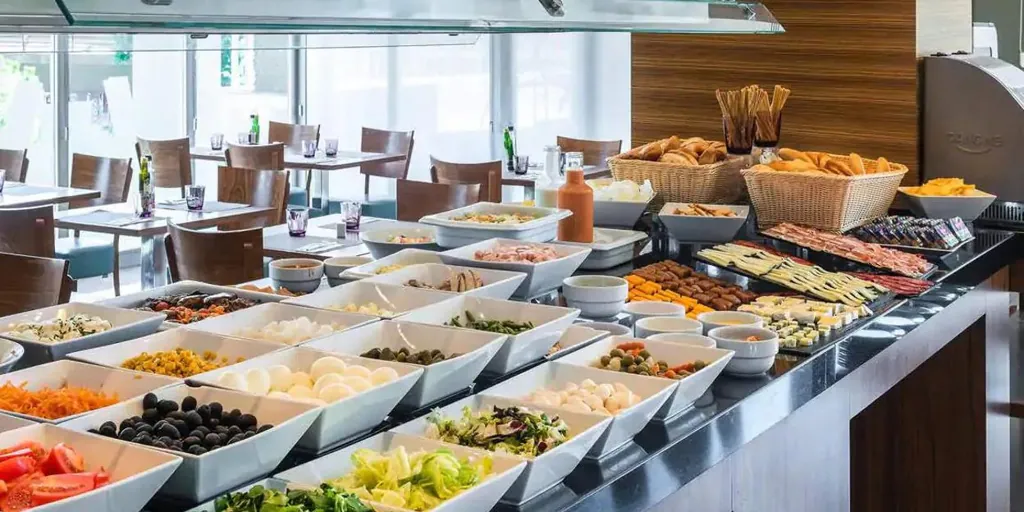 El plato de Harvard: el truco para aprovechar al máximo el buffet del hotel de manera saludable