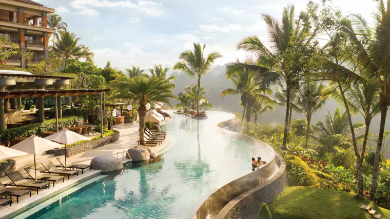 Imagen de piscina infinita del Padma Resort Ubud