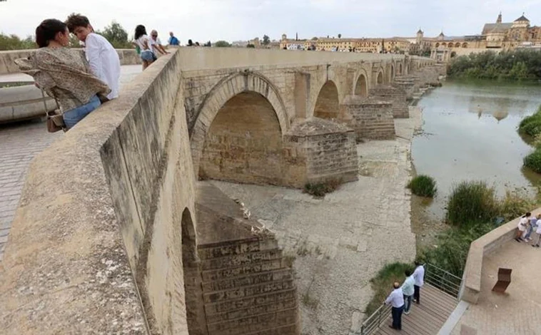 Imagen principal - Puente romano de Córdoba, con sus 16 arcos