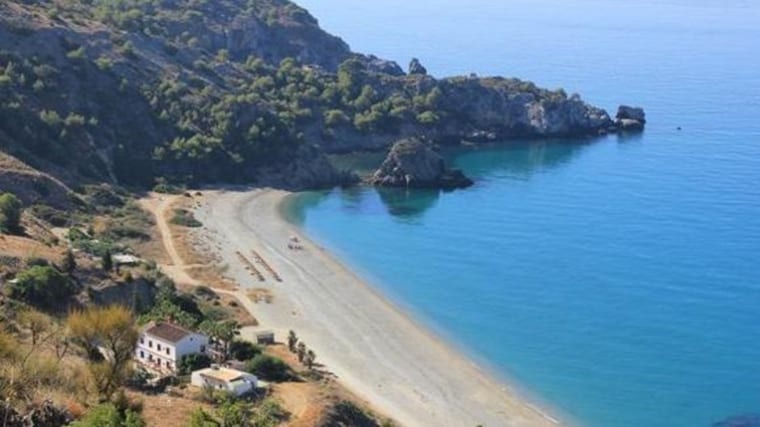 Un paseo por las mejores calas de Nerja: cuáles son y cómo llegar a ellas