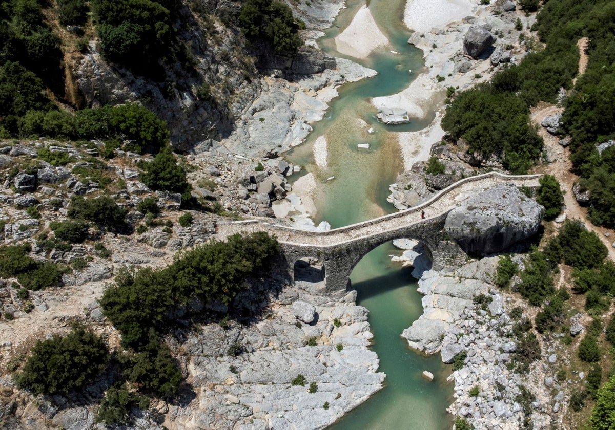 Un puente sobre el afluente Shushica del río Vjosacerca cerca de Brataj, en Albania