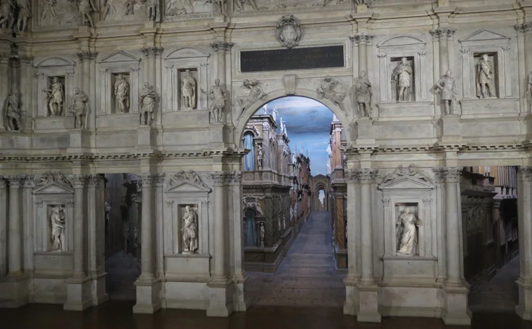 Imagen principal - El Teatro Olímpico de Vicenza, en el noreste de Italia, fue planeado por el arquitecto italiano Andrea Palladio en 1580, año de su muerte, por lo que lo finalizó su discípulo Vincenzo Scamozzi.