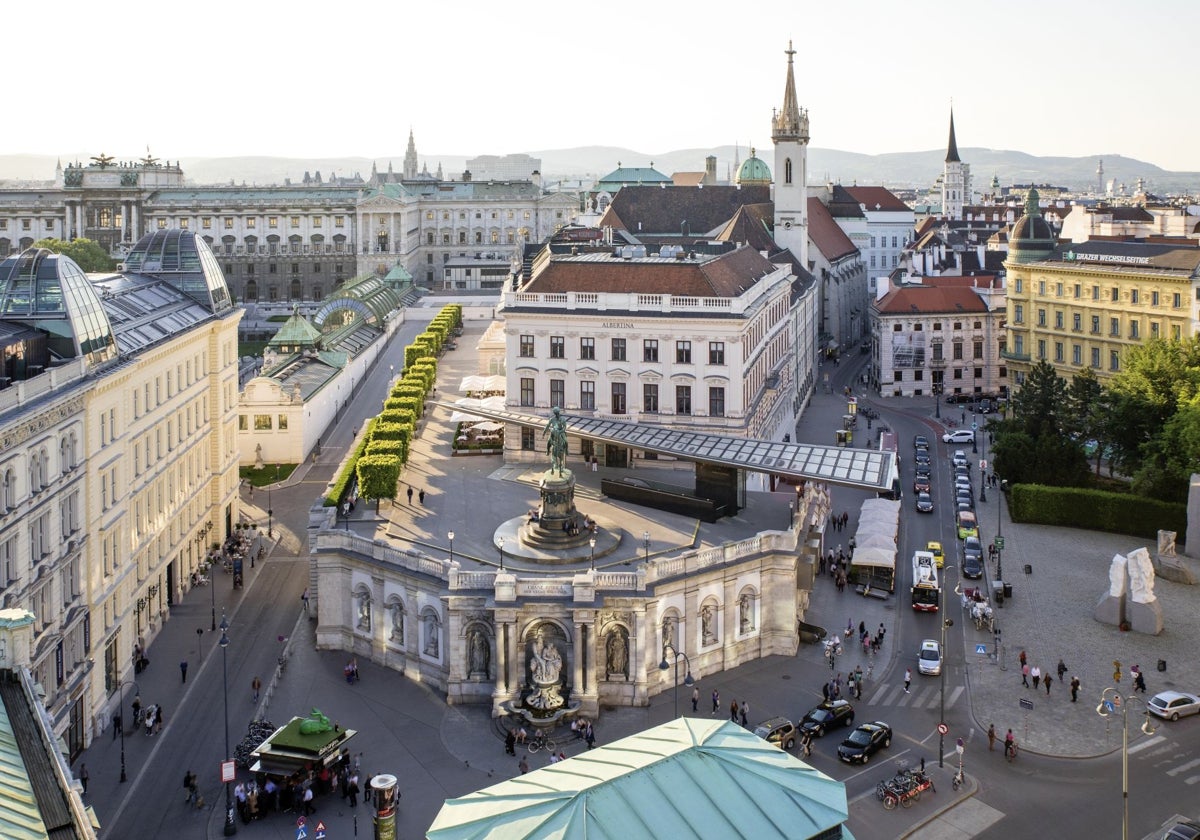 Vista panorámica del Museo Albertina, junto a la Ópera de Viena