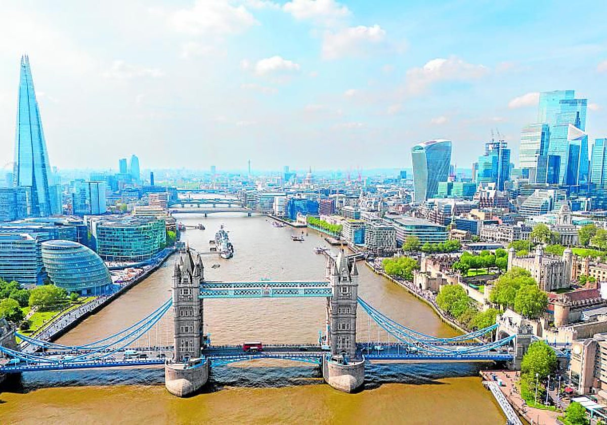 The Shard, Tower Bridge, la City y el Támesis en una imagen tomada con dron