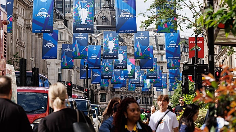 Regent Street decorada para la final de la Champions League