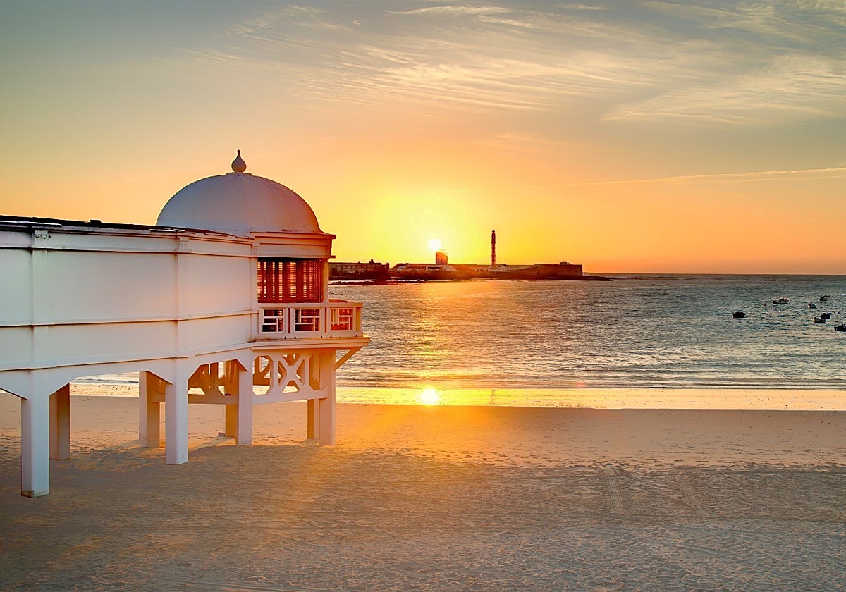 La playa de La Caleta, situada en Cádiz capital, es una de las playas más bellas de todo el litoral andaluz