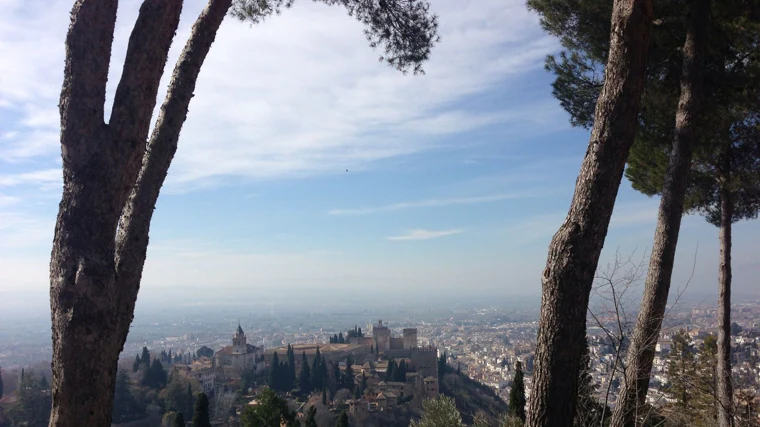 La Alhambra y Granada a sus pies, desde las inmediaciones de la Silla del Moro