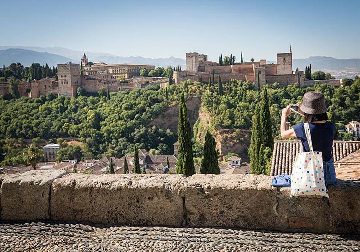 La Alhambra desde el mirador de San Nicolás, seguramente la imagen más icónica de Granada