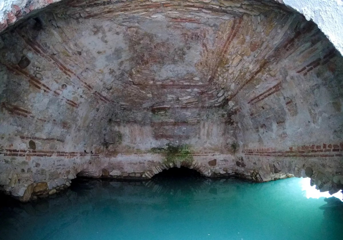 Interior de los Baños de la Hedionda