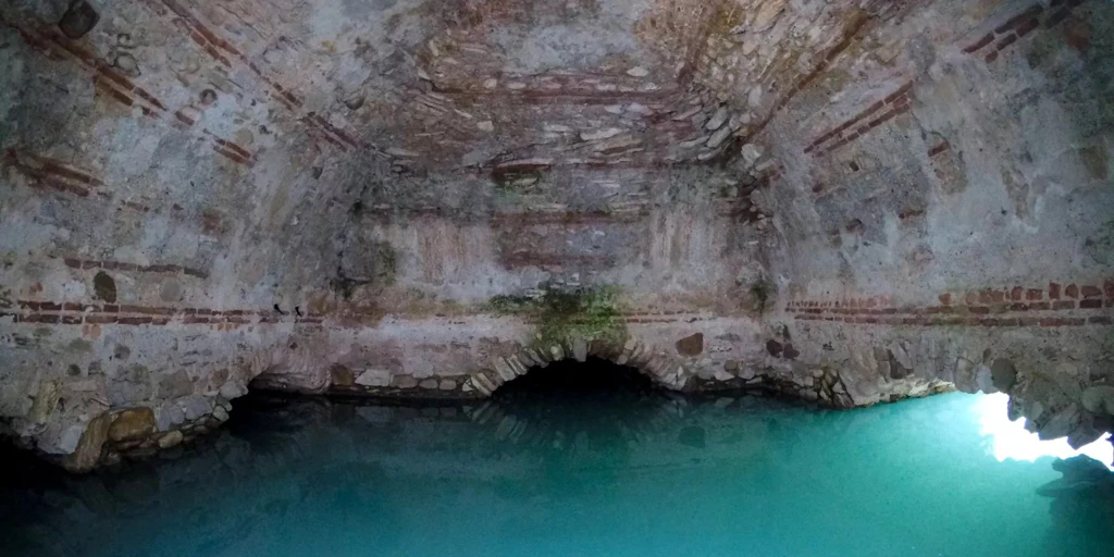 Baños de la Hedionda: el manantial de aguas sulfurosas donde el diablo exhaló su último suspiro tras ser expulsado por el apóstol Santiago