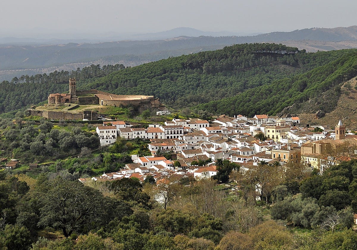 Almonaster la Real ha sido seleccionado por la revista 'Viajar' como el pueblo más bonito de Huelva