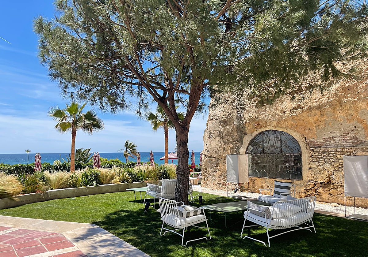 Imagen del fuerte de Carlos V ubicado en el jardín del hotel El Fuerte Marbella