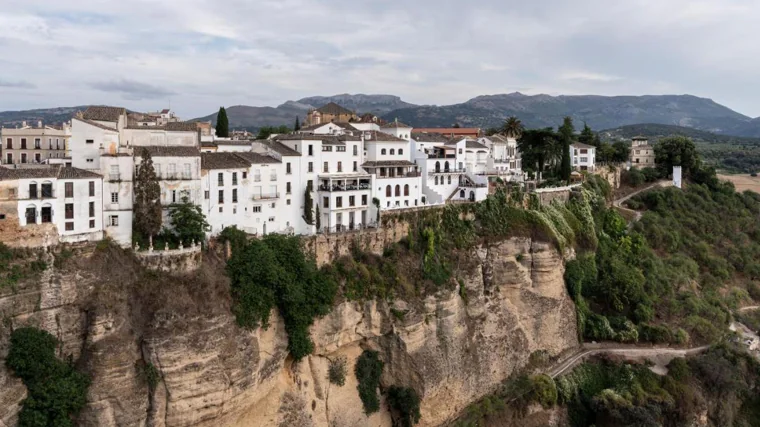 Desde este mirador se pueden ver las casas al borde del Tajo de Ronda