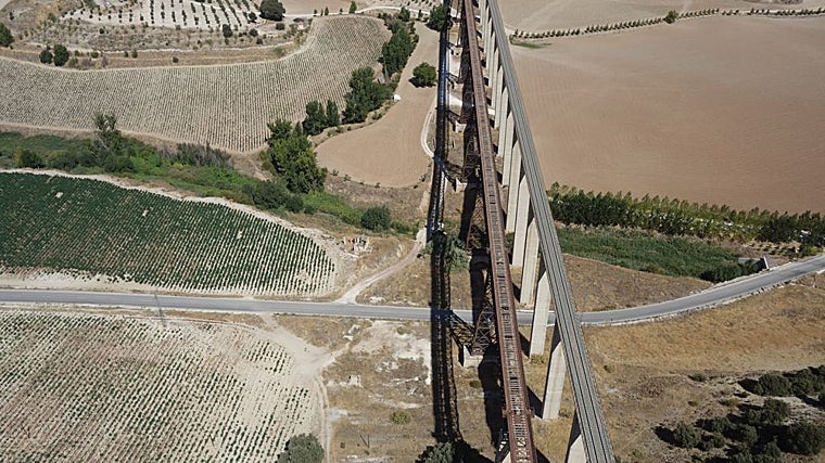 Puente del Hacho, el original y el puente paralelo construido en el siglo XX ante la dificultad para adecuar el original a las modernas condiciones de circulación ferroviaria