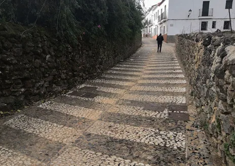 Imagen secundaria 1 - Zufre (en la foto superior) y San Ana la Real (junto a estas líneas) son dos ejemplos de la utilización de la piedra como 'alfombra' en sus calles