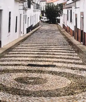 Imagen secundaria 2 - Zufre (en la foto superior) y San Ana la Real (junto a estas líneas) son dos ejemplos de la utilización de la piedra como 'alfombra' en sus calles