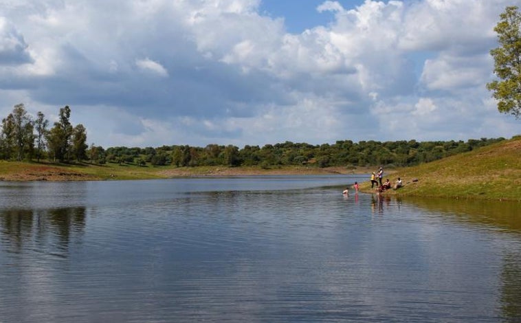 Imagen principal - Lagos del Serrano, en la localidad sevillana de Guillena