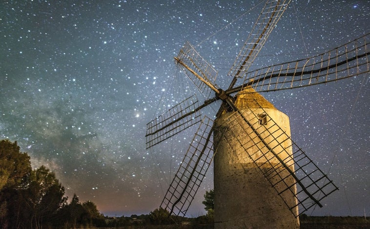 Imagen principal - El astroturismo permite mirar Formentera con otros ojos. La isla fue certificada el año pasado como Destino Turístico Starlight.