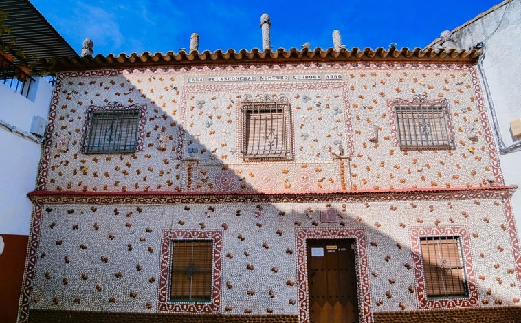 Imagen principal - Casa de las Conchas, decorada con más de 45 millones de piezas en Montoro