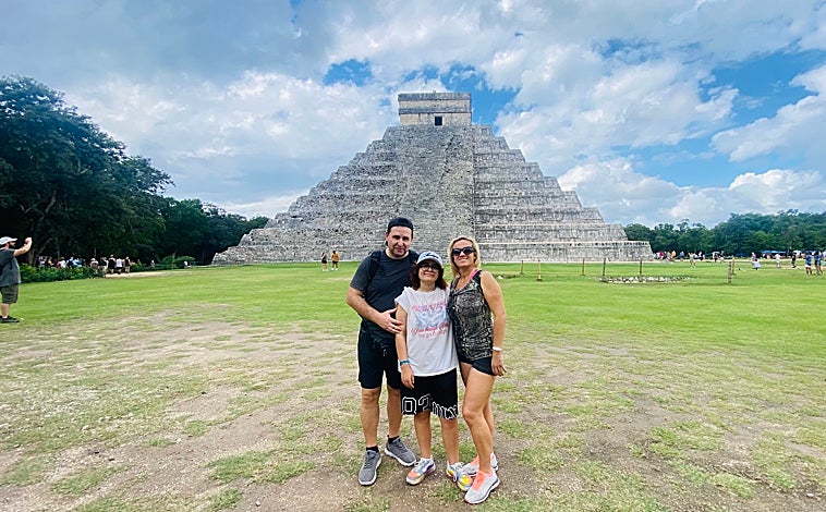 Imagen principal - Arriba, los Trotamundos en uno de sus viajes de intercambio de casas. Abajo, Lucía y Rubén, autores del blog 0Algo que recordar' con su familia. Al lado, Carla y Adrián, de 'La maleta de Carla'