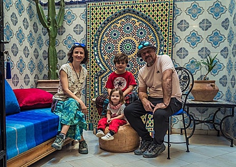 Imagen secundaria 1 - Arriba, los Trotamundos en uno de sus viajes de intercambio de casas. Abajo, Lucía y Rubén, autores del blog 0Algo que recordar' con su familia. Al lado, Carla y Adrián, de 'La maleta de Carla'