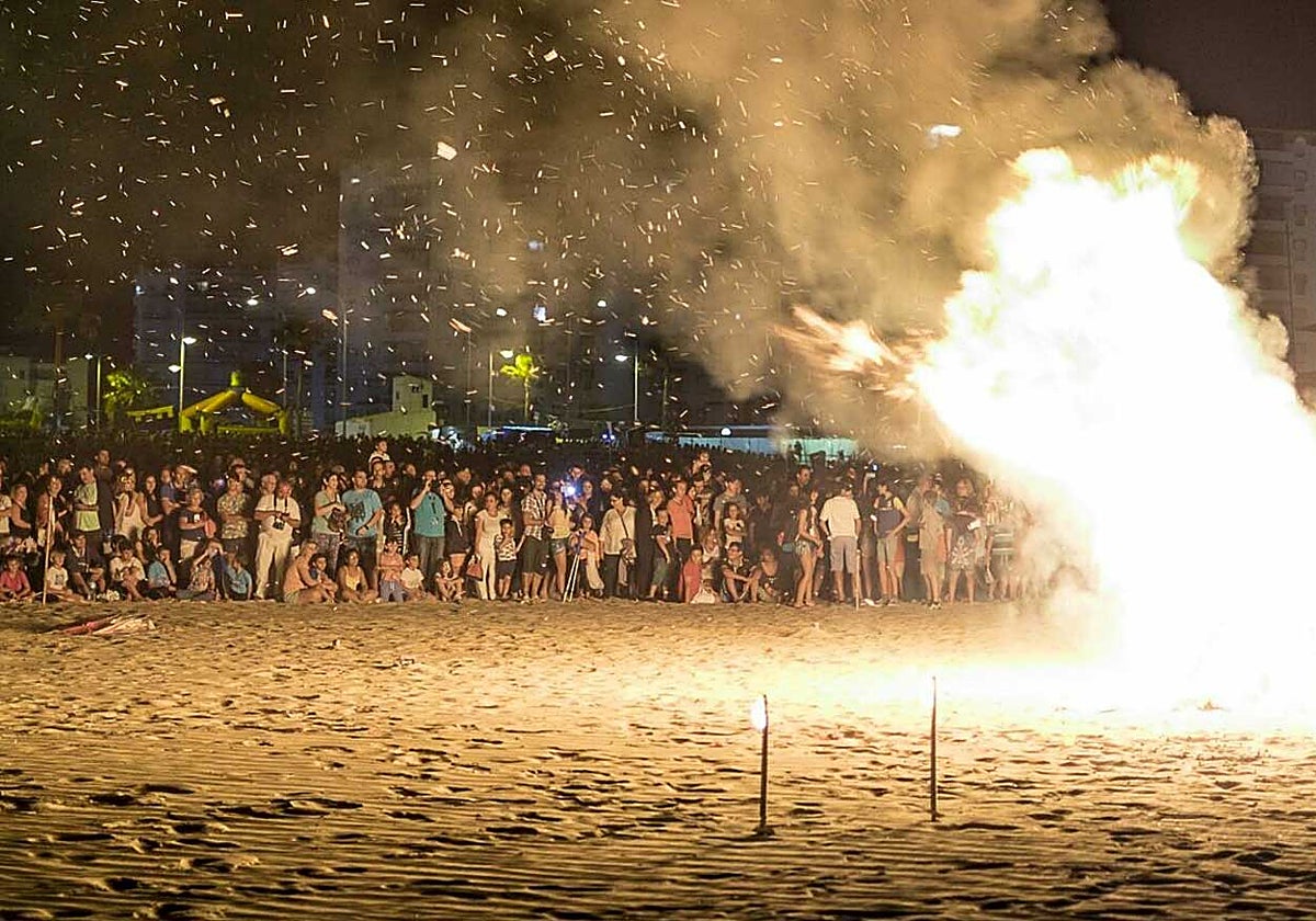 Hoguera de la Noche de San Juan en el Puerto de Santa María