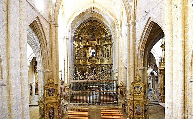 Imagen principal - El órgano se instaló sobre una columna de madera que parece mármol (a la derecha), una situación no hallada en ningún otro lugar del mundo, según dice la Asociación de Amigos del Órgano de Palencia. En la foto superior, San Hipólito vista desde el coro. Sobre estas líneas, a la izquierda, el sotocoro, espacio techado que se encuentra debajo del coro de una iglesia
