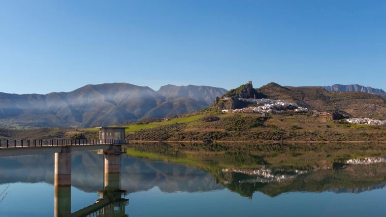 Zahara de la Sierra se encuentra en una espectacular ubicación, mirando desde las alturas las aguas del embalse de Zahara-El Gastor