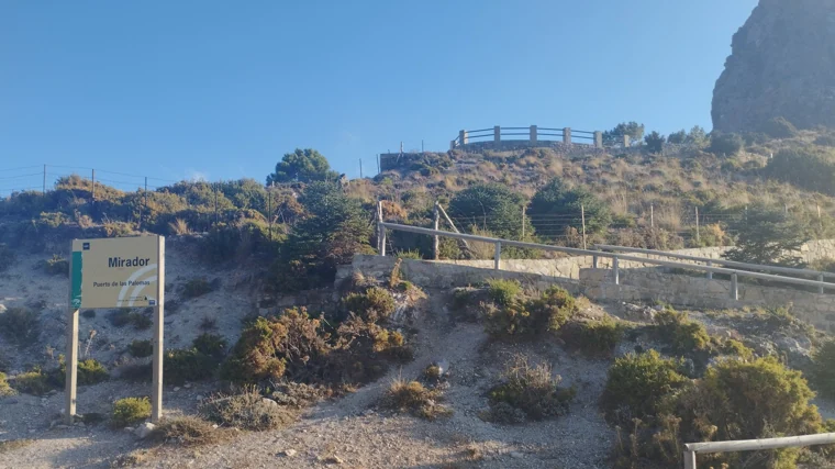 En la cima de el puerto de Las Palomas se puede acceder a un mirador desde el que se disfruta de fantásticas vistas