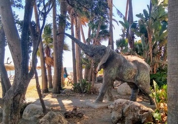 Esta es la playa de Marbella que tiene un elefante gigante en mitad de la arena